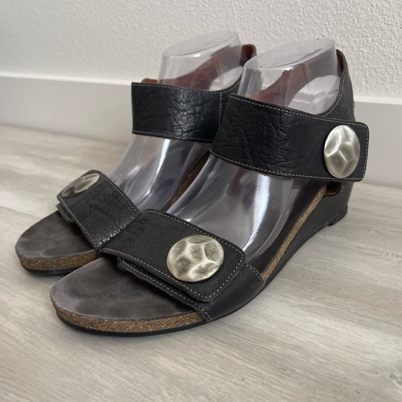 Taos Carousel 2 Leather Wedge Sandals Women’s - Picture 4 of 6